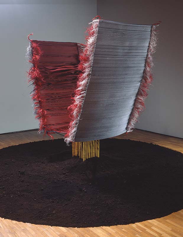 Die andere Seite - Katharina Stark - 2004 -Faltengewebe, Kabeladern, technische Garne, Stahlbänder, Stahlgestell, Teer, Rohbraunkohle - 300cm x 452cm (Durchmesser) -Foto Thomas Richter / Halle