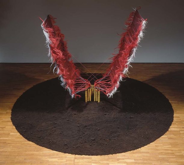 Die andere Seite - Katharina Stark - 2004 -Faltengewebe, Kabeladern, technische Garne, Stahlbänder, Stahlgestell, Teer, Rohbraunkohle - 300cm x 452cm (Durchmesser) -Foto Thomas Richter / Halle