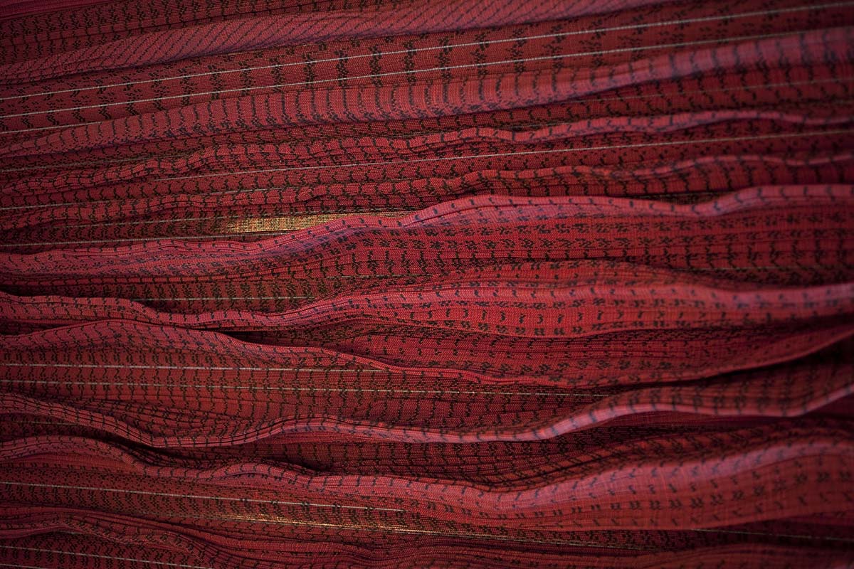 Die andere Seite - Katharina Stark - 2004 -Faltengewebe, Kabeladern, technische Garne, Stahlbänder, Stahlgestell, Teer, Rohbraunkohle - 300cm x 452cm (Durchmesser) - Foto Joachim Blobel / Halle