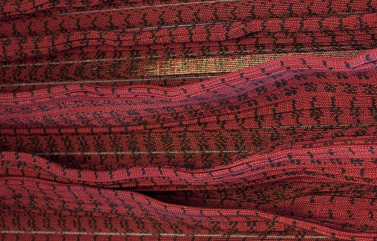 Die andere Seite - Katharina Stark - 2004 -Faltengewebe, Kabeladern, technische Garne, Stahlbänder, Stahlgestell, Teer, Rohbraunkohle - 300cm x 452cm (Durchmesser) - Foto Joachim Blobel / Halle