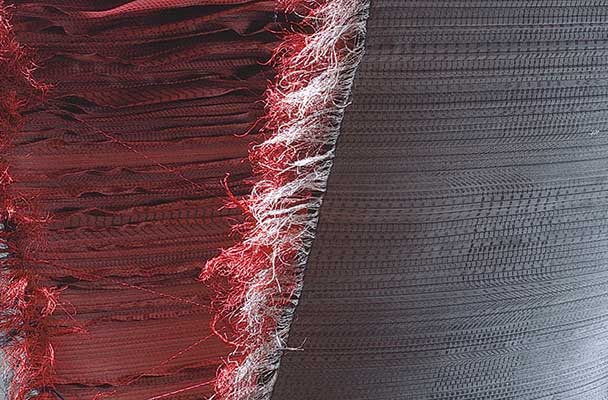 Die andere Seite - Katharina Stark - 2004 -Faltengewebe, Kabeladern, technische Garne, Stahlbänder, Stahlgestell, Teer, Rohbraunkohle - 300cm x 452cm (Durchmesser) -Foto Thomas Richter / Halle