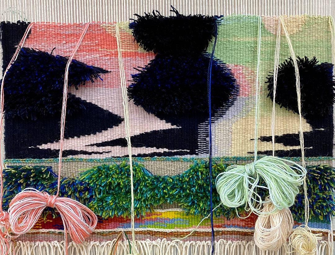 ein webrahmen mit einem muster-mix aus kelim-wirkerei und küpfen