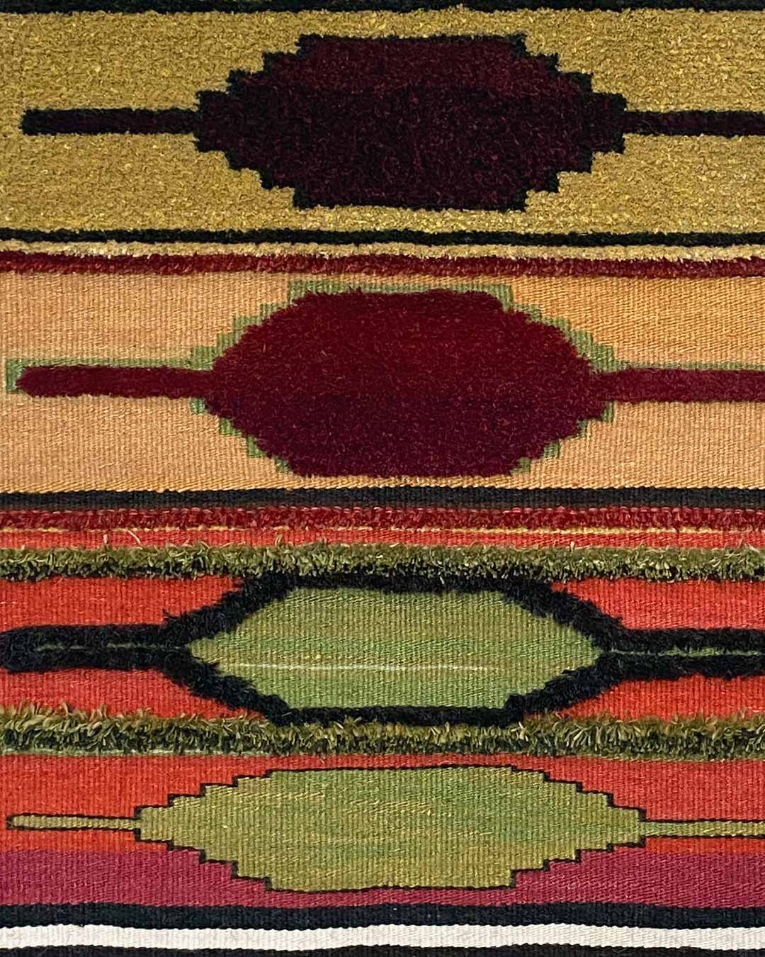 ein nachgewebtes und geknüpftes historisches kelimornament als anschauungsstück