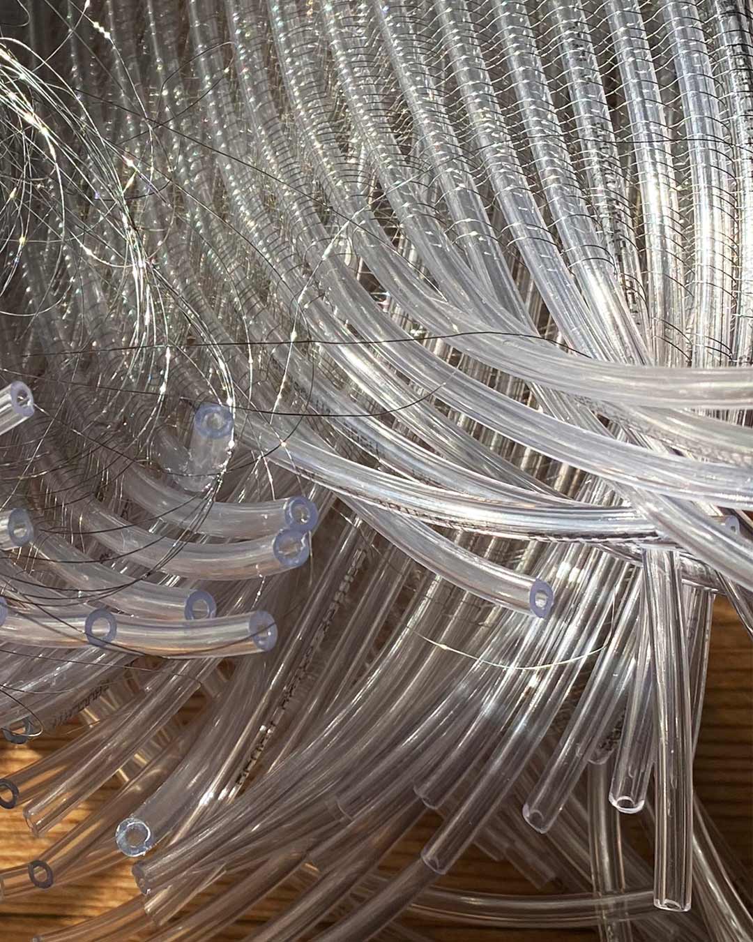 Kunststoffschläuche wurden von Katharina Stark mit einer Edelstahlkette verwebt.